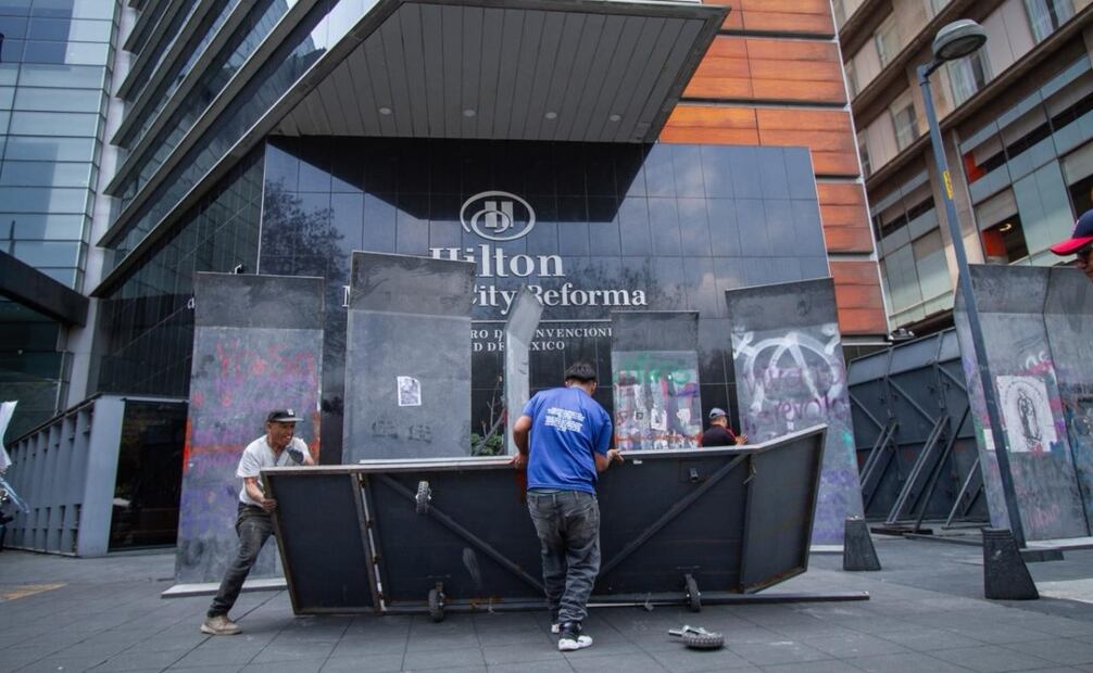 Con vallas, refuerzan protección del Centro Histórico de la CDMX previo a marcha del 8M. Foto: SANTIAGO REYES /EL UNIVERSAL