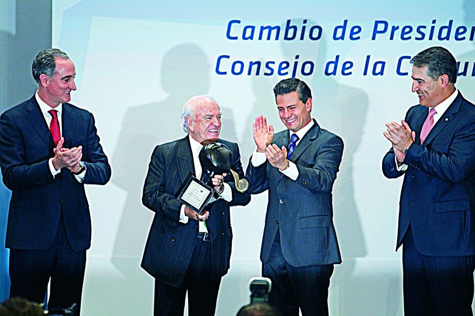 El presidente Enrique Peña Nieto encabezó el cambio del titular del Consejo de la Comunicación, marco en el que entregó el Premio Nacional de la Comunicación al cineasta Demetrio Bilbatúa Rodríguez (YADÍN XOLALPA / EL UNIVERSAL)
