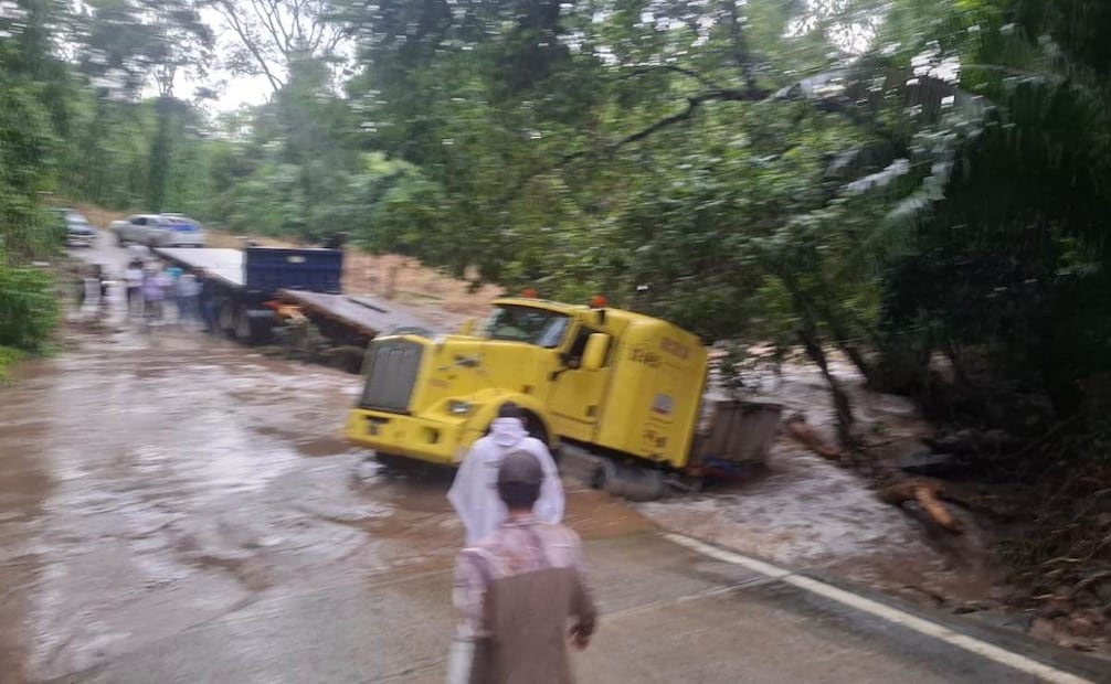 Con la ayuda de una grúa, el tráiler y la plataforma fueron rescatados del cauce del arroyo.
Foto: Especial.