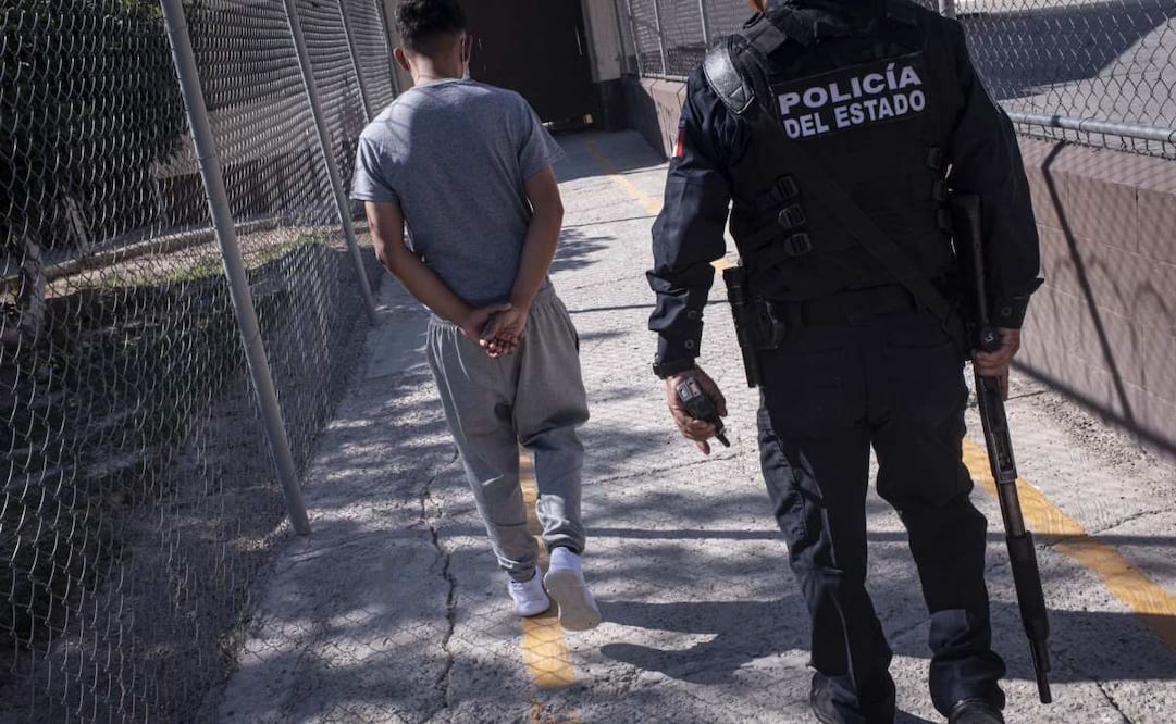 Un reo es escoltado por un guardia al interior de su área de reclusión. Personas privadas de su libertad llevan a cabo sus actividades cotidianas al interior del Centro de Reinserción Social (CERESO) número 3 (27/09/2025). Foto: Pedro Anza/ Cuartoscuro