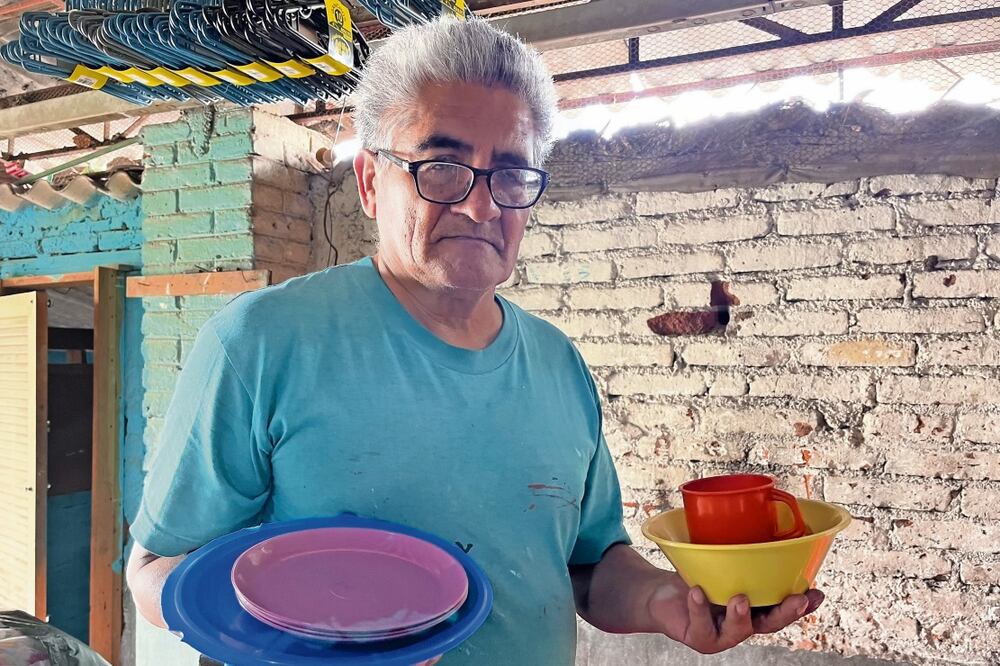 El señor Enrique produce platos pozoleros, taqueros, tazas, jícaras, entre otros utensilios, que vende a bajo costo. Foto: Arturo Contreras | El Universal