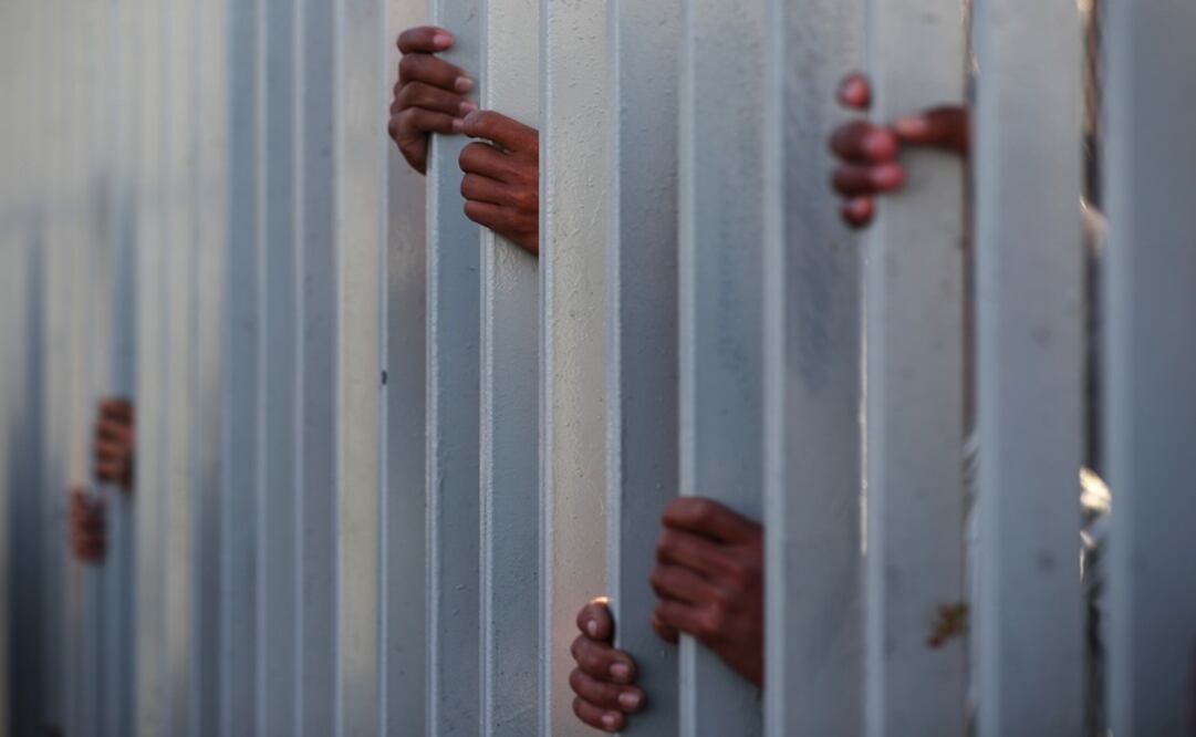 Migrants, part of a caravan of thousands from Central America trying to reach the United States, wait to receive food in a temporary shelter in Tijuana, Mexico - Photo: Hannah McKay/REUTERS