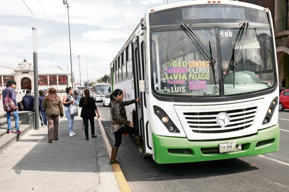 Usuarios del transporte público denuncian que los transportistas agreden a las personas que les reclaman por el cobro arbitrario. (ARCHIVO EL UNIVERSAL)
