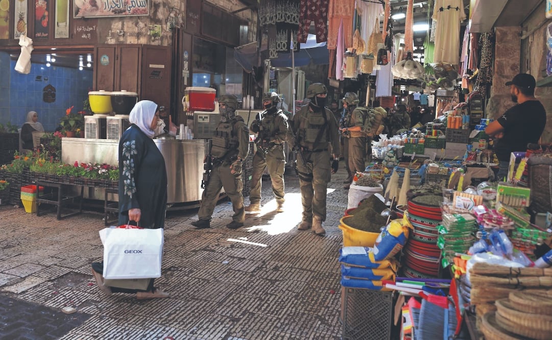 Soldados israelíes realizan un patrullaje en un mercado en la Ciudad Vieja de Naplusa, en Cisjordania. Foto: Jaafar Ashtuyeh/ AFP