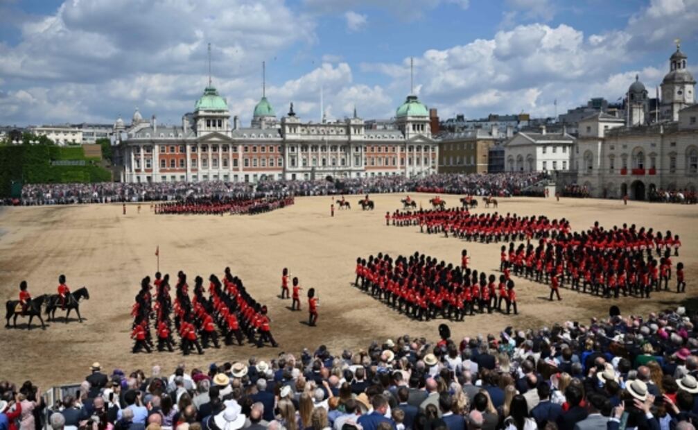 Aclaman a la reina Isabel II al comenzar su "Jubileo de Platino"