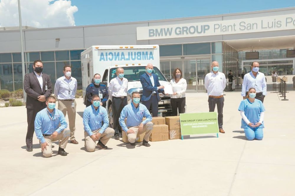 El gobernador Juan Manuel Carreras López y la presidenta del DIF, Lorena Valle Rodríguez, recibieron el equipo durante el recorrido realizado por la planta BMW que inició operaciones el lunes.
