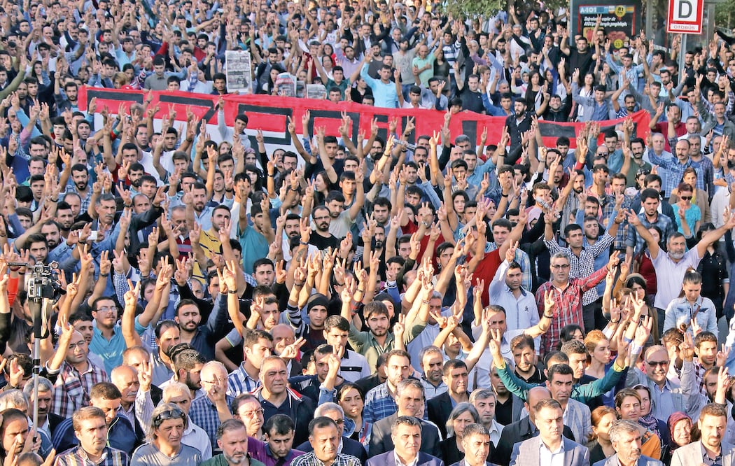 Miles de turcos protestaron ayer en Ankara, Turquía, contra las explosiones que mataron a casi un centenar de personas durante una marcha por la paz el sábado en el mismo lugar (BURHAN OZBILICI. AP)