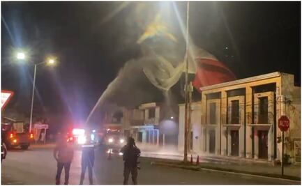 VIDEO Enorme bandera nacional se desprende del asta en Malecón de Campeche; se enreda en cables y provoca un apagón