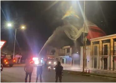 VIDEO Enorme bandera nacional se desprende del asta en Malecón de Campeche; se enreda en cables y provoca un apagón