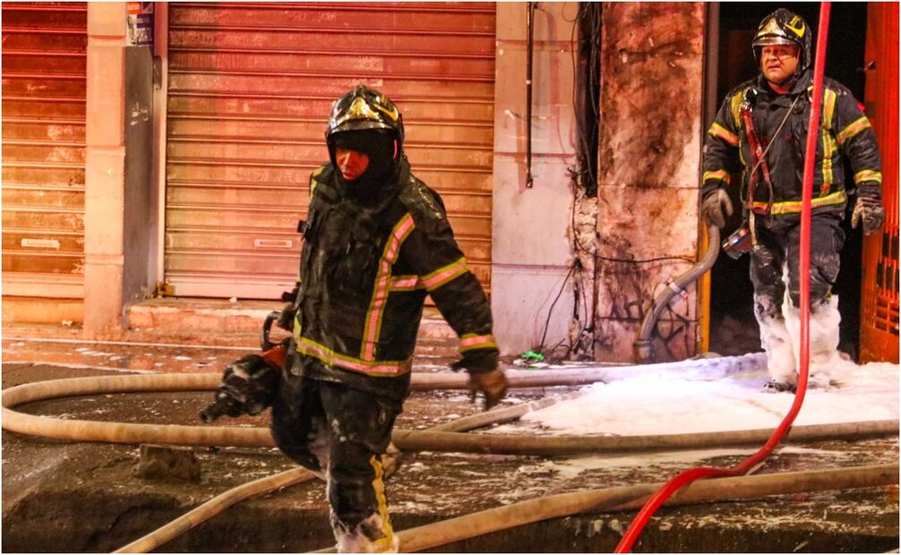 Bomberos CDMX sofocán incendio en la colonia Centro. Foto: Axel Sánchez/ EL UNIVERSAL
