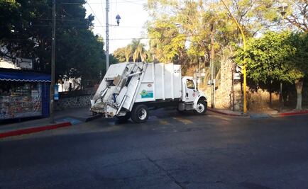 Trabajadores bloquean ayuntamiento de Cuernavaca por adeudo de quincena y aguinaldo