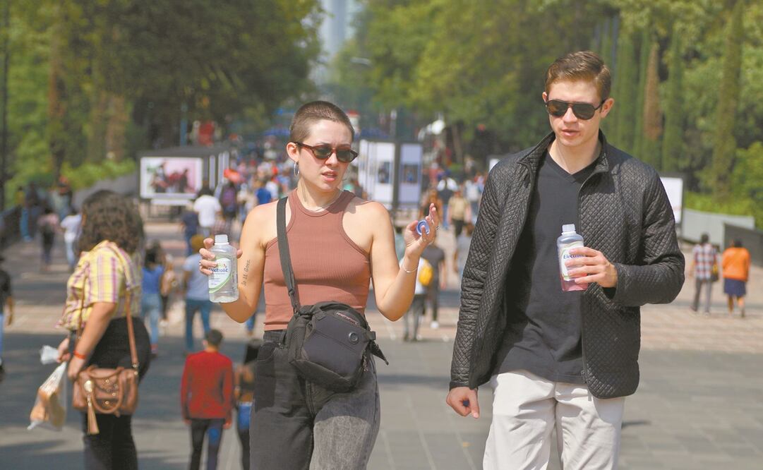 Gente en Chapultepec; el llamado general de la Secretaría de Salud es a usar el cubrebocas y respetar la sana distancia. Foto: Carlos Mejía. EL UNIVERSAL