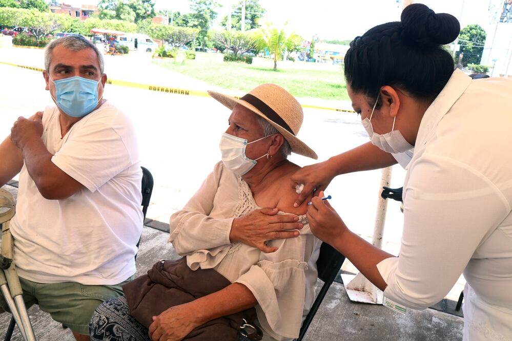 Leonel Mateus y Rosa Ramírez viajaron desde Guatemala para aplicarse la vacuna contra el Covid-19. Foto: Ma. de Jesús Peters. El Universal