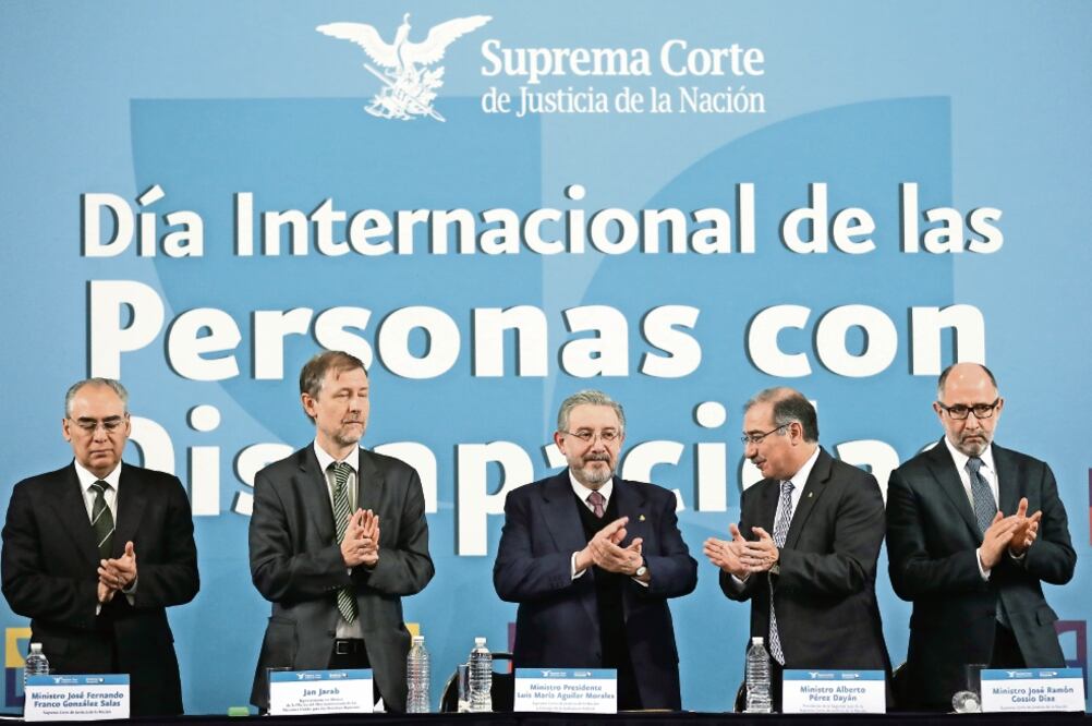 El ministro presidente de la SCJN, Luis María Aguilar Morales (centro), y Jan Jařab, representante en México de la Oficina del Alto Comisionado de las Naciones Unidas para los Derechos Humanos (segundo de izq. a der.) (LUCÍA GODÍNEZ. EL UNIVERSAL)