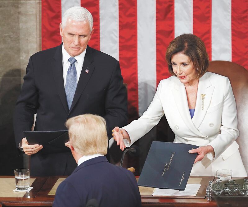 El presidente de Estados Unidos, Donald Trump, dejó con la mano extendida a la líder de la Cámara Baja, la demócrata Nancy Pelosi. PATRICK SEMANSKY. AP