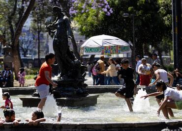 Familias disfrutan el "puente" en la Alameda Central; niños juegan en las fuentes aprovechando el día festivo