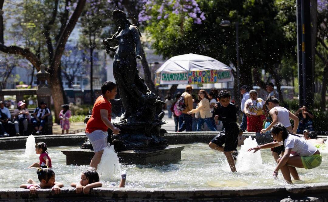 Padre e hijos disfrutan el puente en la Alameda Central; niños juegan en las fuentes aprovechando el día festivo. Foto: Hugo Salvador