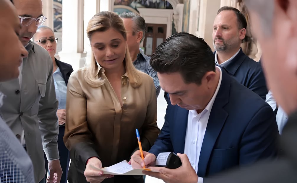 Campos Galván estaba acompañada al momento de recibir el oficio de José Carlos Rivera Alcalá, titular de la Consejería Jurídica del Ejecutivo. | Foto: Especial.