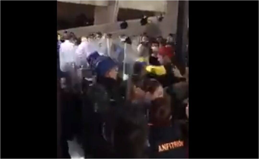 Brutal agresión de elementos de Seguridad contra aficionados del América