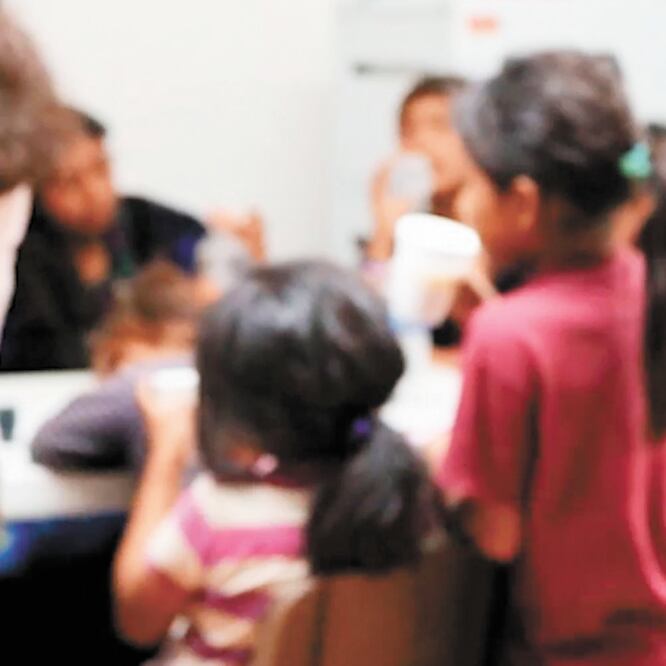 En un operativo conjunto en una vivienda Santa María Atzompa la fiscalía descubrió que niños y adultos se encontraban hacinados. FOTO: tomada de video