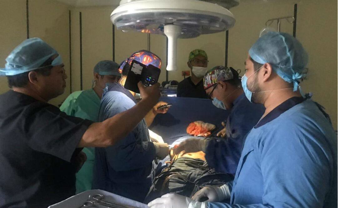 Un grupo de médicos realizó una cirugía con luz de teléfonos celulares en el Hospital del Alta Especialidad “Gustavo A. Rovirosa”. Foto: Cortesía de @M_PoliticosTab