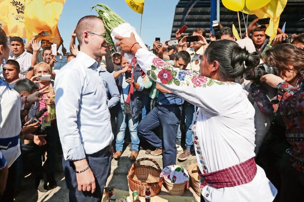 El candidato del PAN, PRD y MC, Ricardo Anaya Cortés, luego de un mitin celebrado de Huachinango, Puebla, acudió a que le hicieran una “limpia” (ARIEL OJEDA. EL UNIVERSAL)