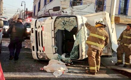 Bomberos atienden volcadura de camión en el Centro Histórico 