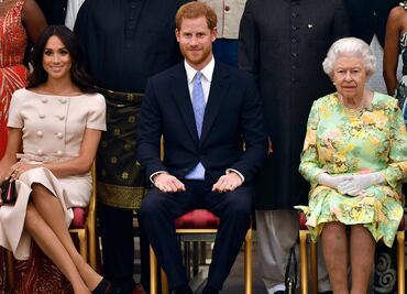 La reina Isabel creía que Harry estaba "demasiado enamorado" de Meghan, revela libro