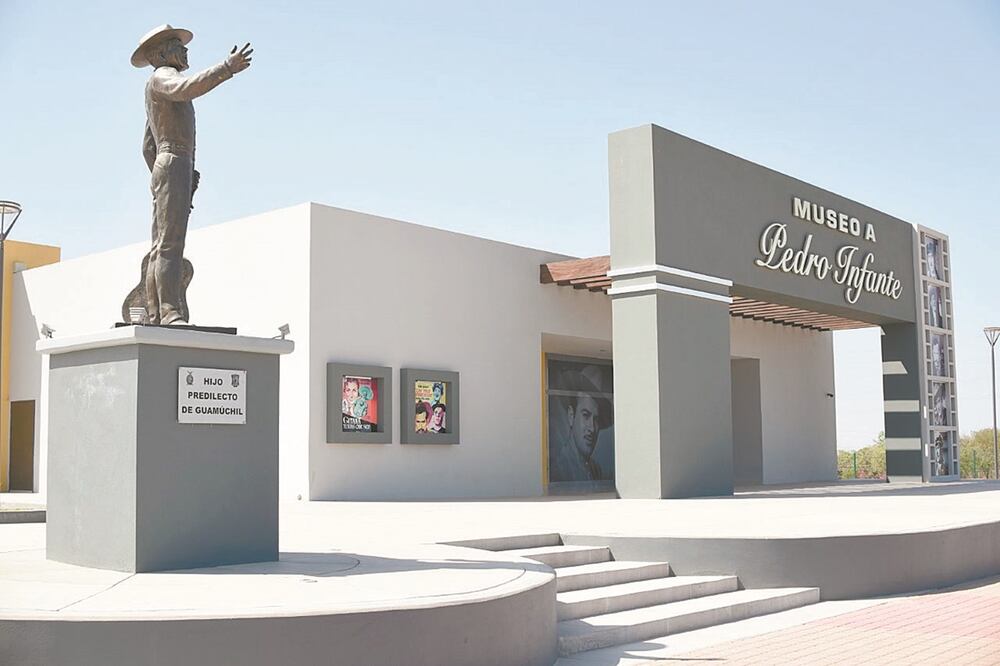 En el sitio dedicado al artista nacido en Mazatlán se pueden admira r posters y hasta un auto. FOTOS: CORTESÍA