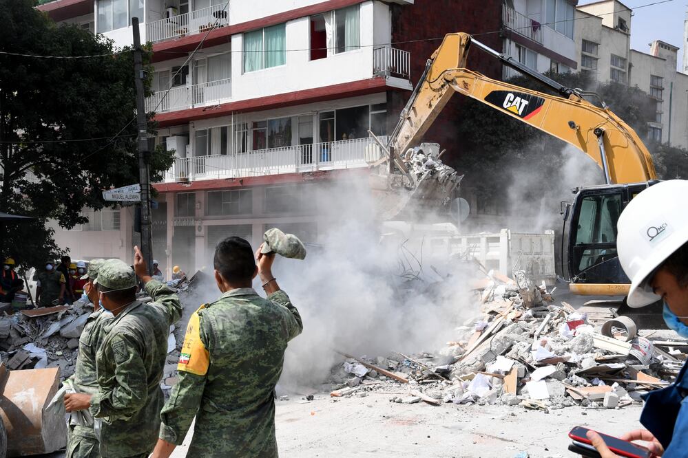 Cuerpos de emergencia rescataron dos personas sin vida en la estructura derrumbada en la calle de Torreon y Viaducto en la colonia Piedad Narvarte. (Armando Martínez A. El Gráfico)