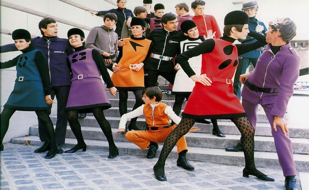 Estos diseños sesenteros de hecho se conocen como su "la era espacial de Pierre Cardin". Es fácil notar su parecido con el vestuario de las series de ciencia ficción de la época. Pinterest.