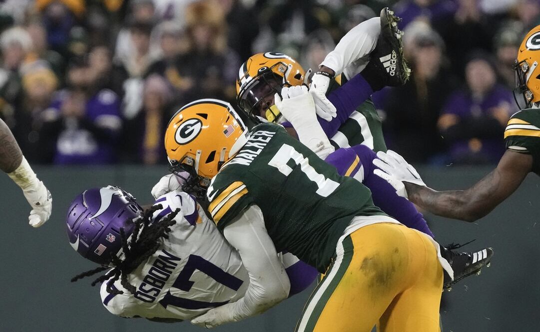 Quay Walker de los Packers tackleando a KJ Osborn de Vikings / Foto: AP