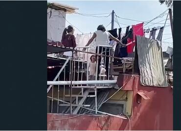 VIDEO: Mujer golpea con palo a niña de 2 años por perder dinero en Uruapan