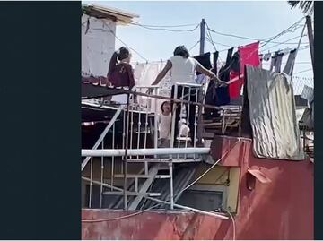 VIDEO: Mujer golpea con palo a niña de 2 años por perder dinero en Uruapan