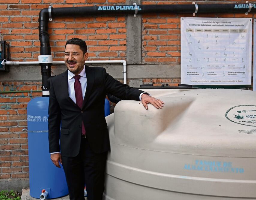 Martí Batres dijo que cosecha será para limpieza y sanitarios. Foto Especial