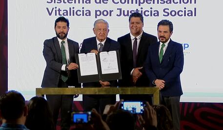 AMLO firma convenio “para hacer justicia a trabajadores del SME”; “beneficia a más de 7 mil extrabajadores”, afirma