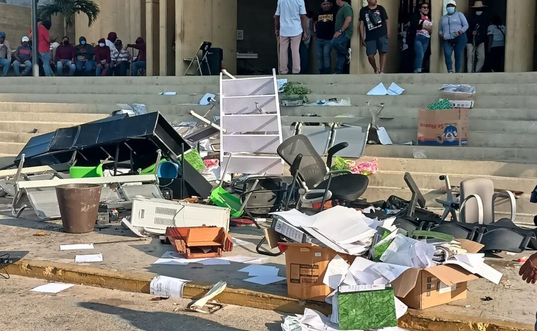 Intensifican protestas trabajadores de Salina Cruz, incendian camioneta y destruyen mobiliario. Fotos Especiales