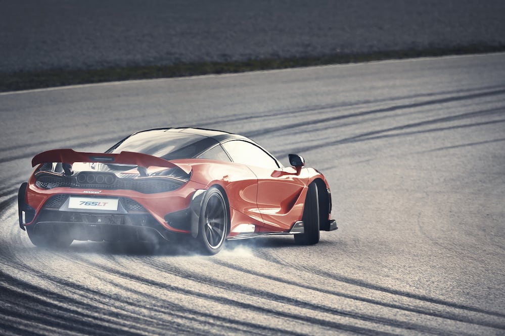 El McLaren 765LT se presenta para los amantes de las pistas
