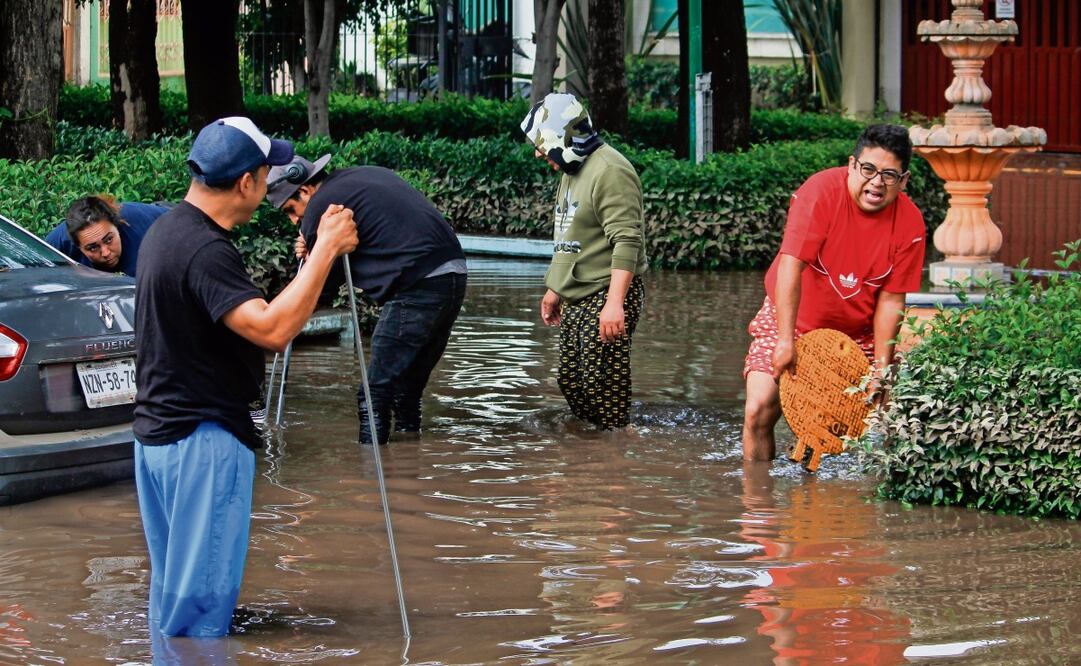 La precipitación pluvial de 53 milímetros inundó decenas de viviendas, calles y dañó varios vehículos de los vecinos en Coacalco, informó el edil. Foto: Luis Camacho / EL UNIVERSAL