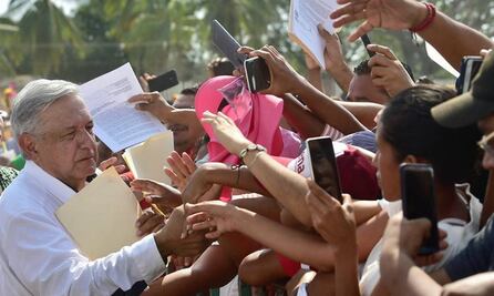 Pese a medidas de Salud, AMLO continúa repartiendo besos y abrazos