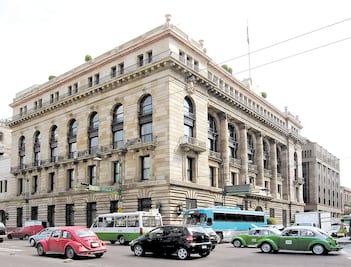 Banxico sale en defensa del peso; subasta 200 mdd