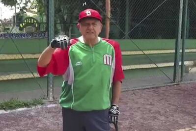 Se escapa AMLO “un ratito” para practicar béisbol
