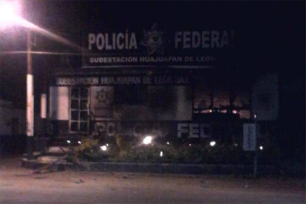 Un grupo de individuos incendió las oficinas de la comandancia de la Policía Federal en Huajuapan de León, Oaxaca (Foto: Cortesía)