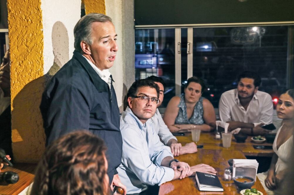 José Antonio Meade (primero de izq. a der.) se reunió ayer con Armando Ríos Piter (segundo) para anunciar su alianza. (GERMÁN ESPINOSA. EL UNIVERSAL)