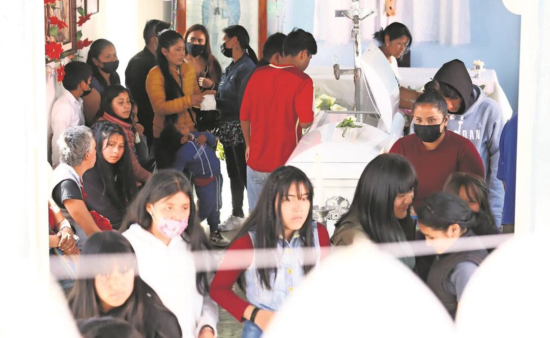 Familia y amigos de Rosa Itzel, de 12 años, la velaron ayer. Foto: Especial