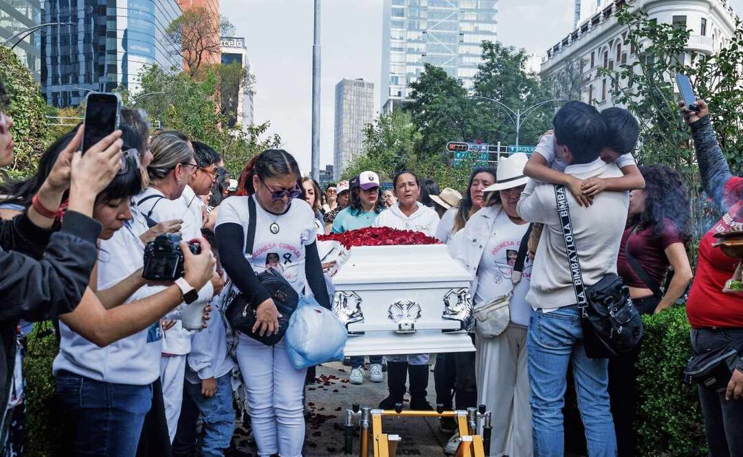 Un féretro blanco, con los restos de Monserrat hallados por su madre desde el mes de noviembre fue llevado a la Glorieta de las Mujeres que Luchan en Reforma. Foto: Yaretzy M. Osnaya