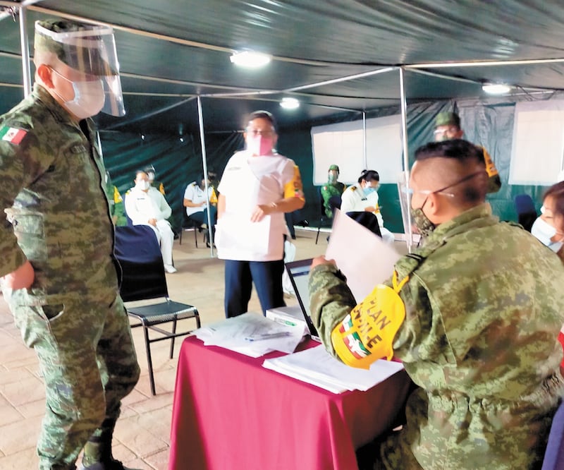 A las ocho de la mañana de ayer martes, el personal de sanidad militar inició la jornada de vacunación en un módulo ubicado a un lado del Hospital Central Militar de la Secretaría de la Defensa Nacional. FOTOS: PERLA MIRANDA. EL UNIVERSAL 