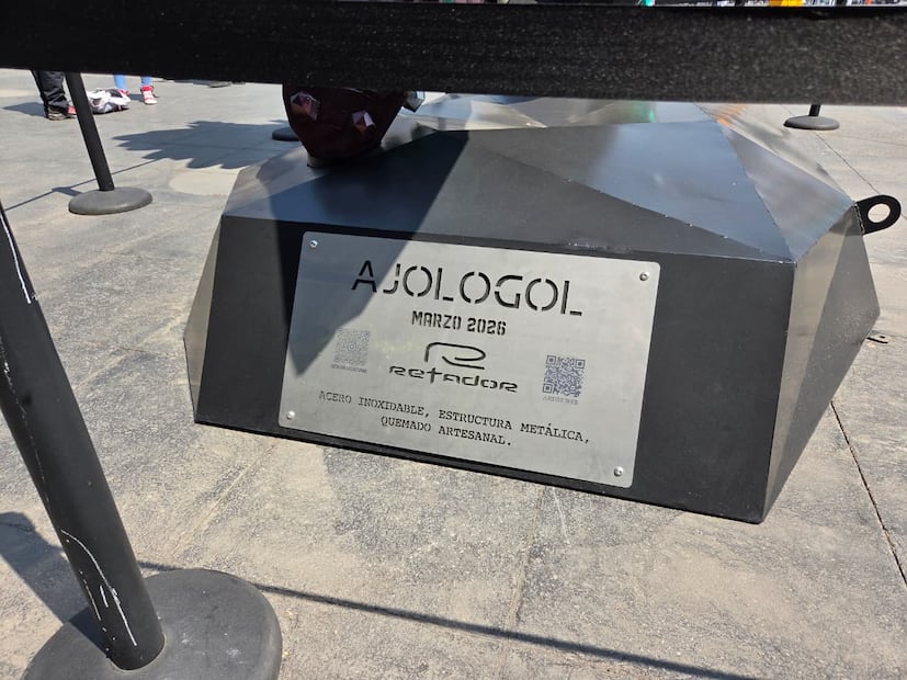 En la base de la figura se observa el nombre de “Ajologol” junto con una descripción de los materiales que la componen. (Foto: Frida Sánchez/ EL UNIVERSAL)