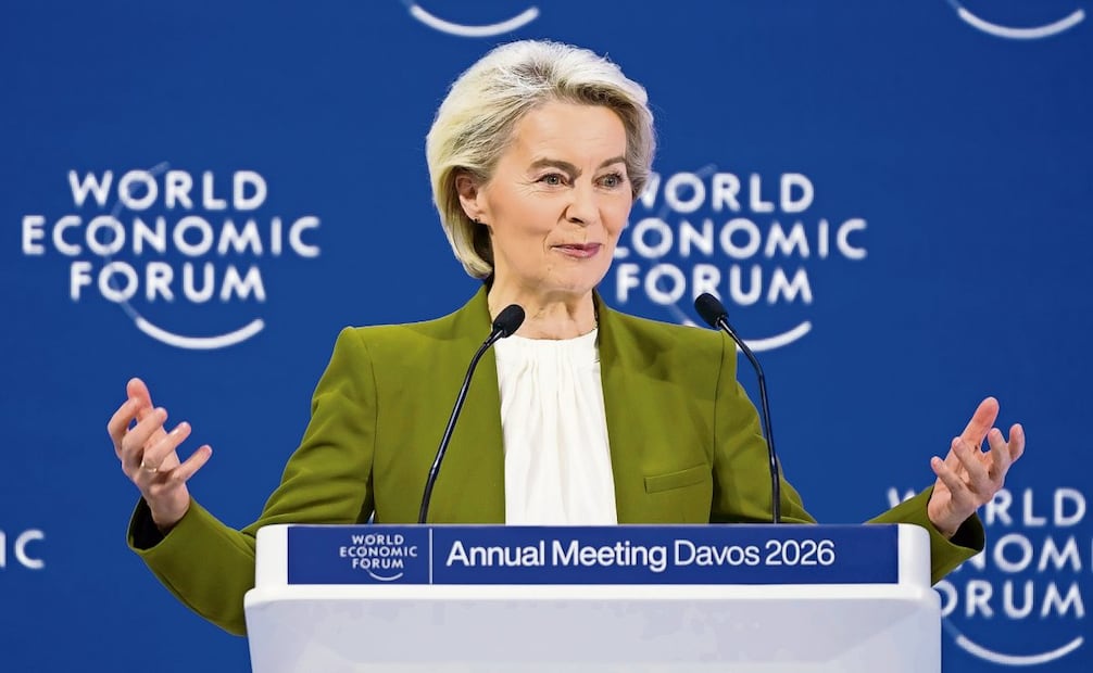 La presidenta de la Comisión Europea, Ursula von der Leyen, en una sesión plenaria en el Palacio de Congresos de la 56 reunión anual del Foro Económico Mundial (FEM) en Davos, Suiza, el martes pasado. Foto: Laurent Gullieron / EFE