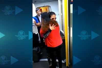 Reciben en AICM a sobrecargos de avión accidentado en Durango